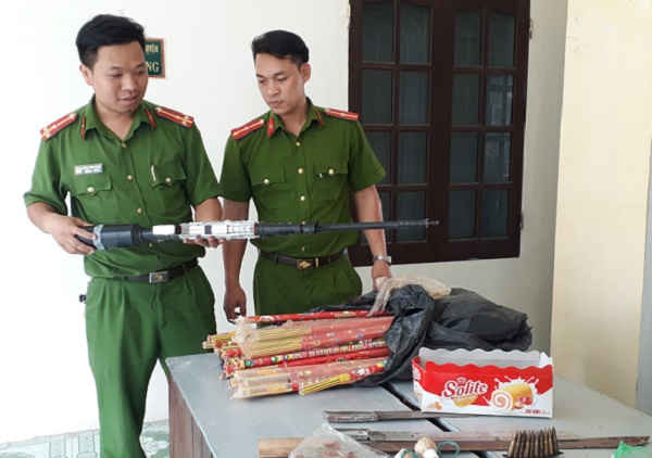Công an huyện Hoằng Hóa đang tiến hành kiểm tra số vũ khí thu hồi (Ảnh: C.A tỉnh Thanh Hóa).