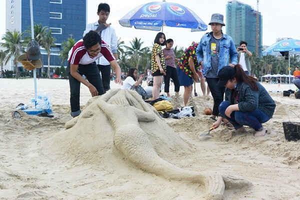 Cuộc thi ““Đắp tượng cát” thu hút sự tham gia của nhiều bạn trẻ