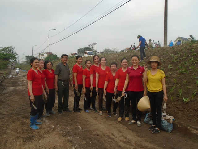 Niềm vui của bà con nhân dân khu dân cư số 1 phường Lĩnh Nam khi hoàn thành công trình vườn hoa trên mái đê Hữu Hồng