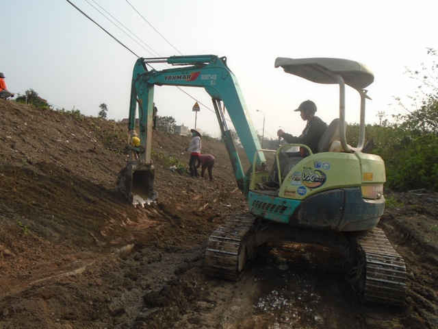 Thuê máy móc, phương tiện thu dọn phế thải, san ngạt đất trồng hoa tại tuyến đê Hữu Hồng, phường Lĩnh Nam, quận Hoàng Mai, thành phố Hà Nội