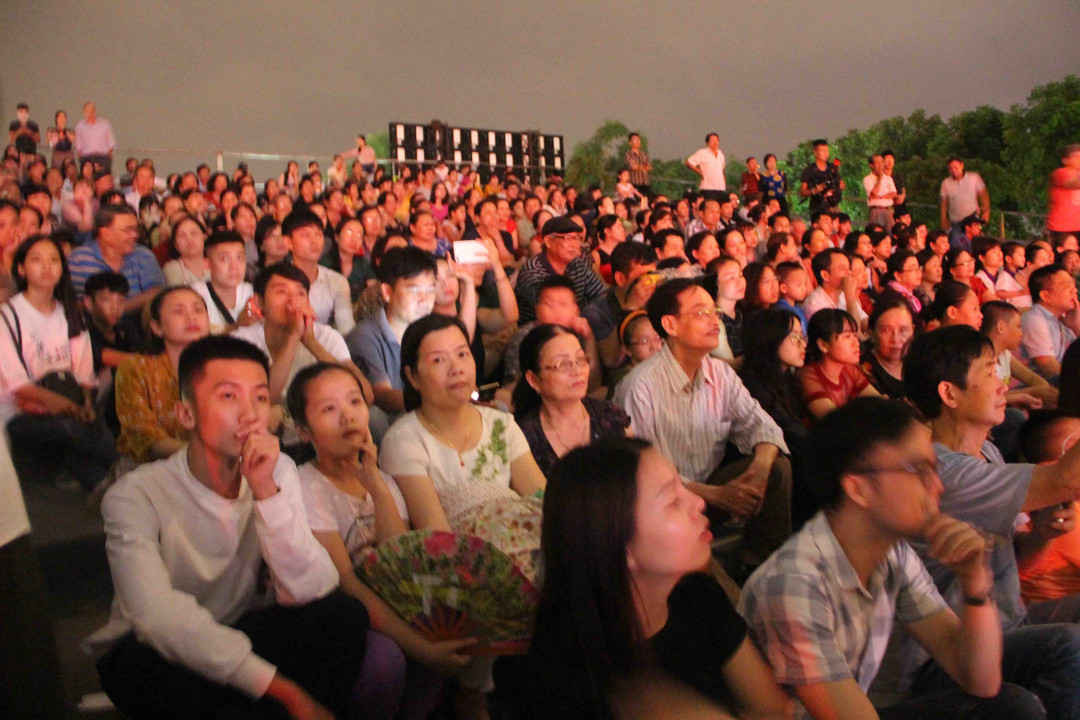 Khán giả đến chật kín khán đài để theo dõi