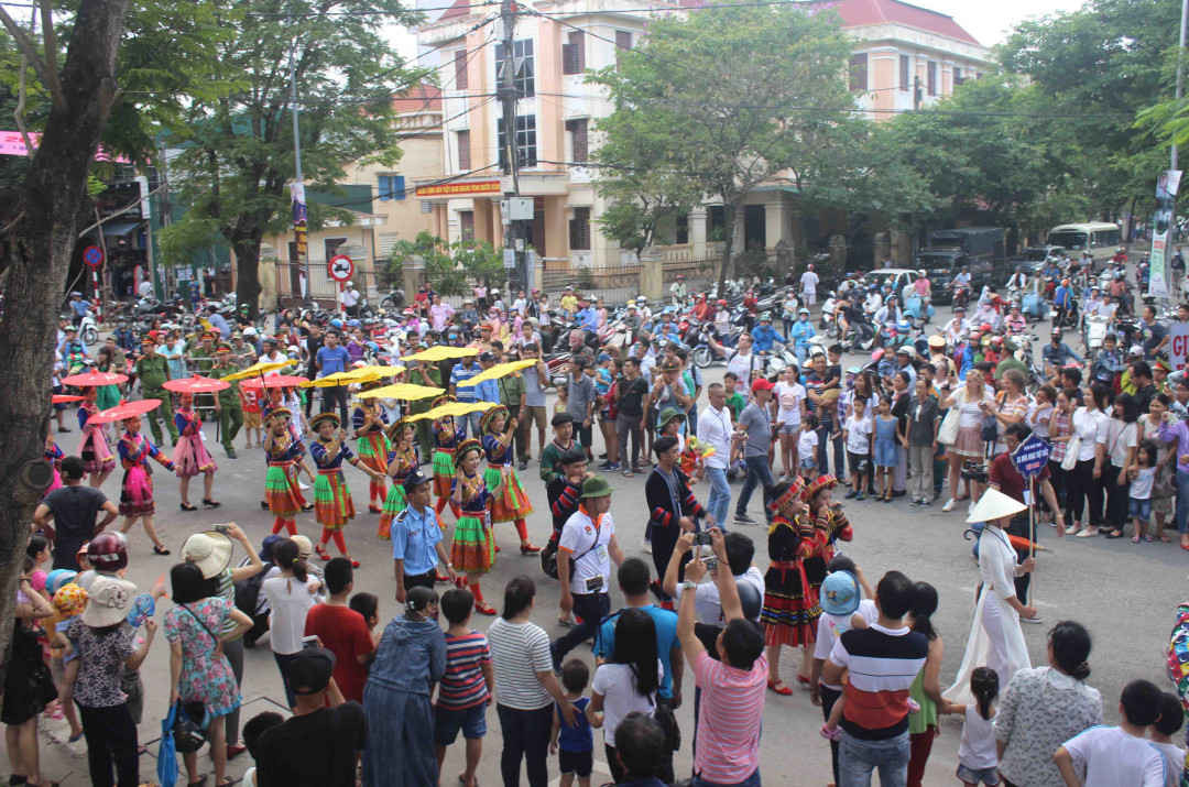 Lễ hội đường phố tại Festival Huế có chủ đề “Sắc màu văn hóa”, diễn ra liên tiếp vào chiều các ngày 28/4 đến 1/5 trên các tuyến phố chính