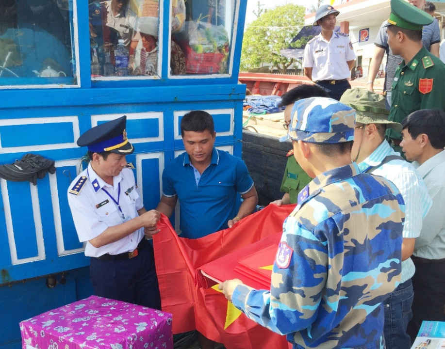 Ngư dân Bùi Văn Phải xúc động nhận cờ Tổ quốc do Bộ Tư lệnh Cảnh sát biển trao tặng