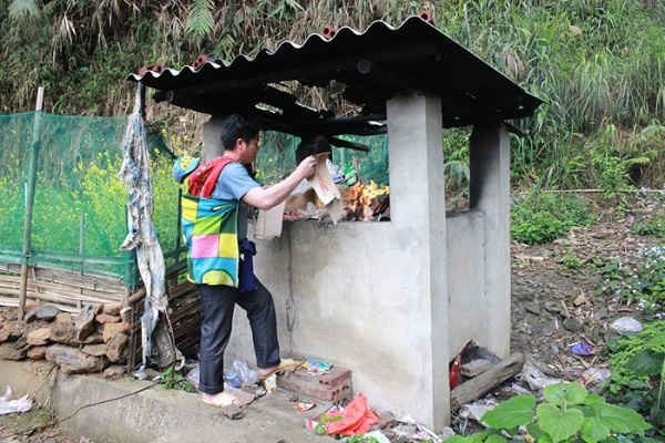 Người dân xã Nậm Đét, huyện Bắc Hà xây dựng các lò đốt rác mi ni để chung tay bảo vệ môi trường