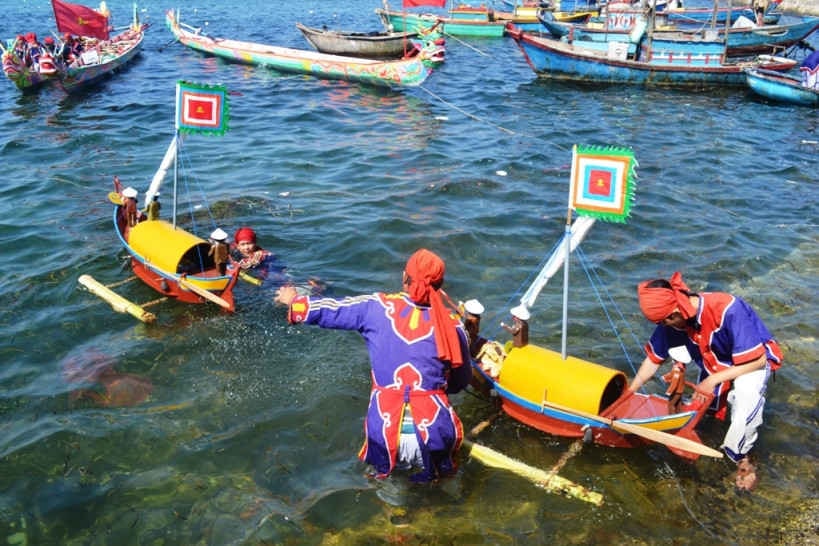 Lễ Khao lề thế lính Hoàng Sa là một nghi thức nhằm tri ân, tưởng nhớ công lao của đội dân binh Hoàng Sa năm xưa