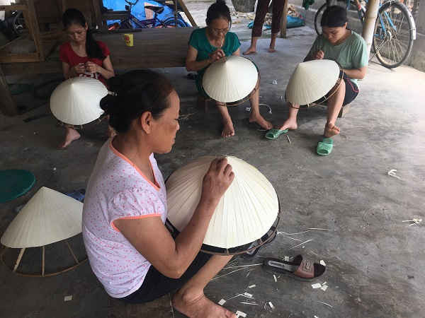 Hình ảnh 4-5 thợ làm nón trong một cơ sở rất khó bắt gặp ở xã Trường Giang.