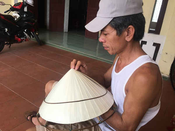 Ông Nguyễn Văn Hùng đang tâm sự những trăn trở về nghề làm nón.