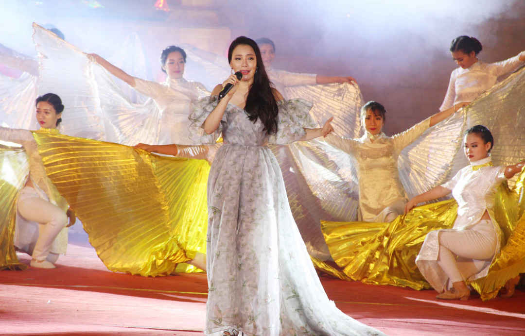 Ca sĩ Hồ Quỳnh Hương góp mặt trong chương trình