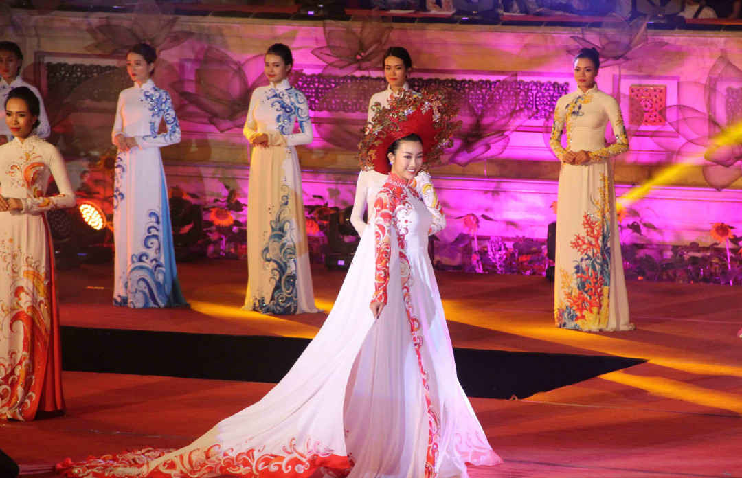 Hoa hậu Đỗ Mỹ Linh trình diễn áo dài lộng lẫy trên sân khấu