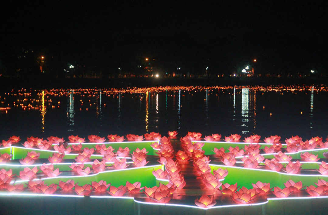 Hoa đăng rực sáng trên dòng sông Hương