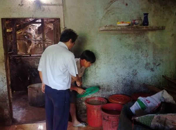 Đoàn kiểm tra liên ngành vệ sinh ATTP huyện Sơn Tịnh kiểm tra cơ sở sản xuất rượu tại xã Tịnh Hiệp sáng ngày 02/5