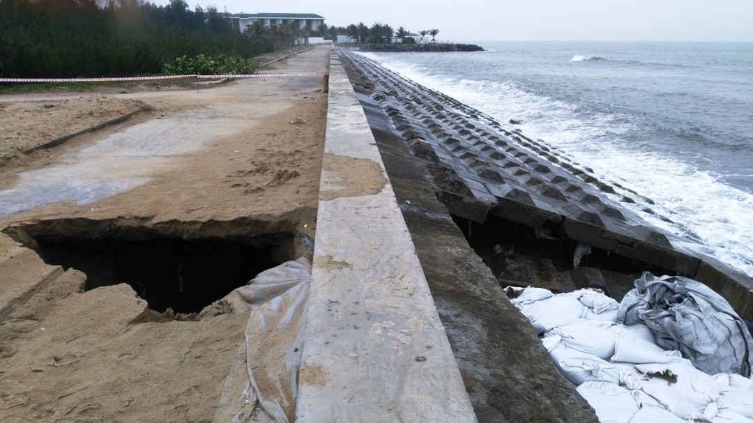 Do biến đổi khí hậu, bờ biển Cửa Đại - Hội An (Quảng Nam) đang bị xói lở nghiêm trọng
