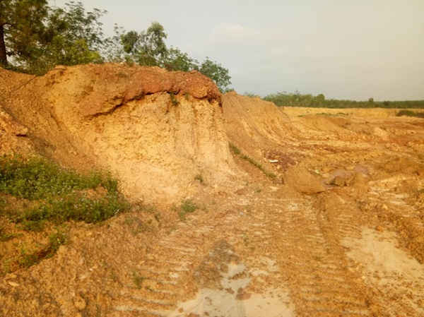 Có nhiều mỏ đất sau khi cải tạo có độ sâu 3-4 mét rất nguy hiểm