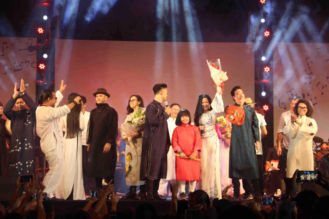 Tại công viên Phu Văn Lâu, đêm nhạc tôn vinh nhạc sĩ Trịnh Công Sơn được diễn ra, thu hút gần 20.000 khán giả yêu nhạc Trịnh
