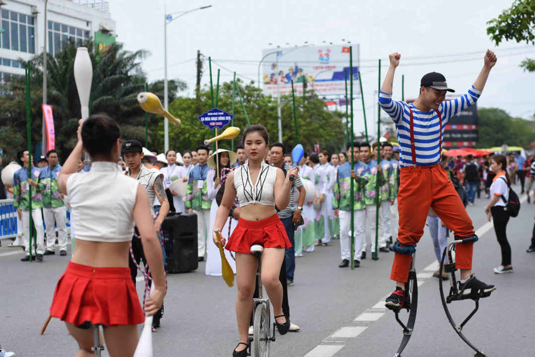 Còn trên những đường phố, lễ hội “Sắc màu văn hóa” đã thu hút hàng vạn du khách bởi những màn trình diễn đặc sắc, sôi động của các quốc gia trên thế giới