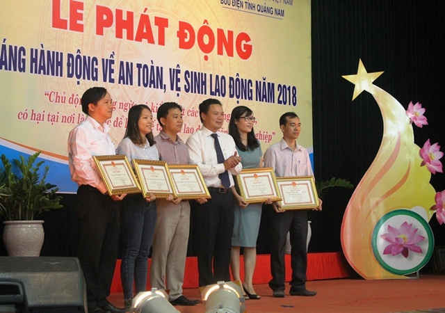 Chủ tịch UBND tỉnh Quảng Nam tặng bằng khen cho các tập thể, cá nhân trong công tác bảo đảm ATVSLĐ trong buổi lễ phát động (ảnh:Thúy Hằng)