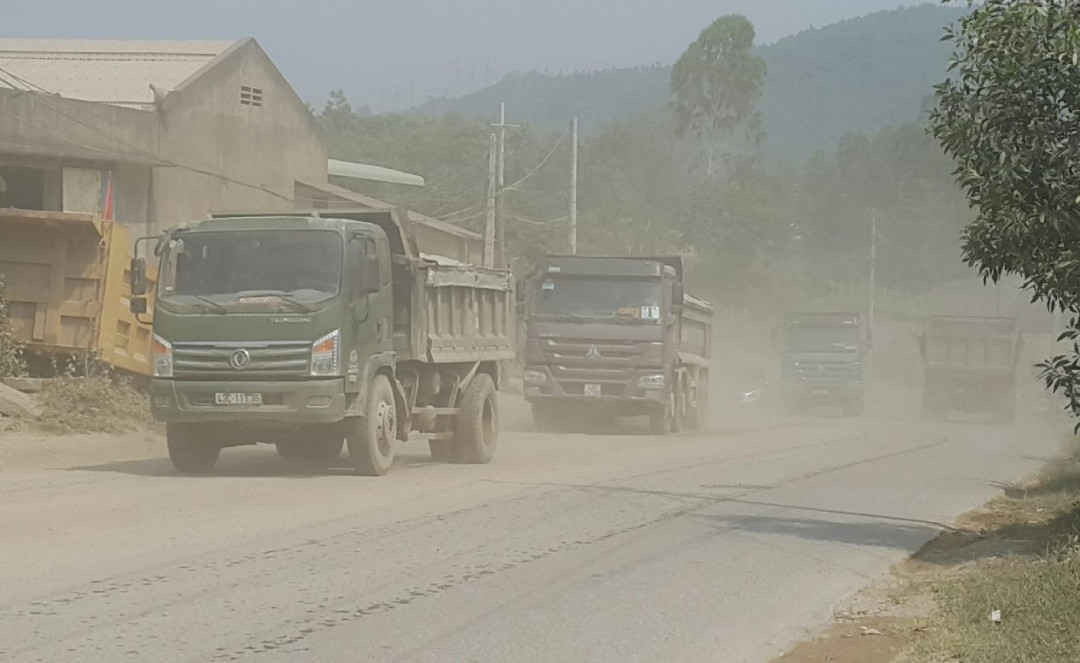 Các xe tải nối đuôi nhau chạy gây ô nhiễm đoạn qua Thạch Nham Tây
