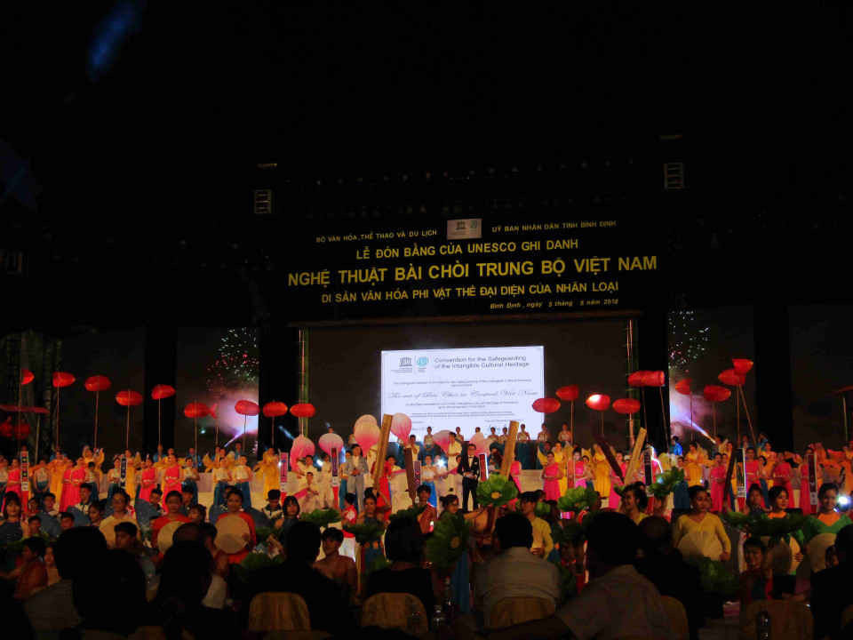 Quang cảnh buổi Lễ đón bằng của UNESCO ghi danh “Nghệ thuật Bài Chòi Trung Bộ Việt Nam”