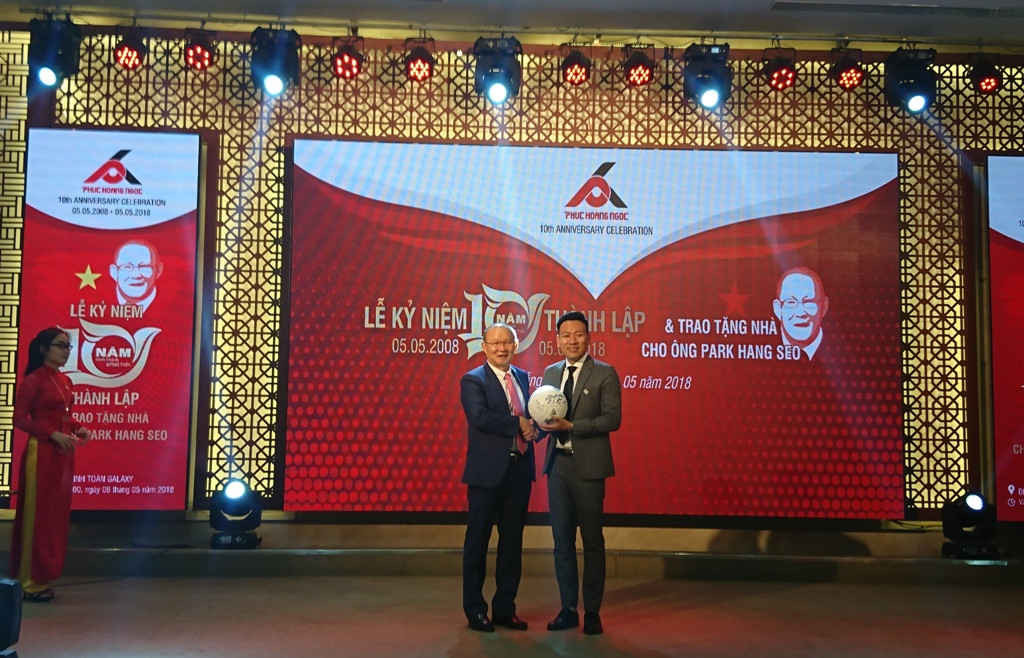 HLV Park Hang Seo trao tặng quả bóng có chữ ký của ông cho ông Trương Sỹ Linh- Chủ tịch HĐQT Cty Phúc Hoàng Ngọc