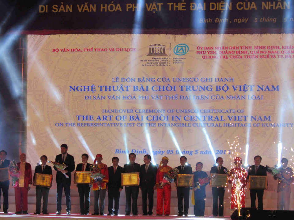 Ông Michael Croft- Trưởng đại diện Văn phòng UNESCO tại Việt Nam trao Bằng ghi danh “Nghệ thuật Bài Chòi Trung Bộ Việt Nam” cho 9 tỉnh miền Trung 