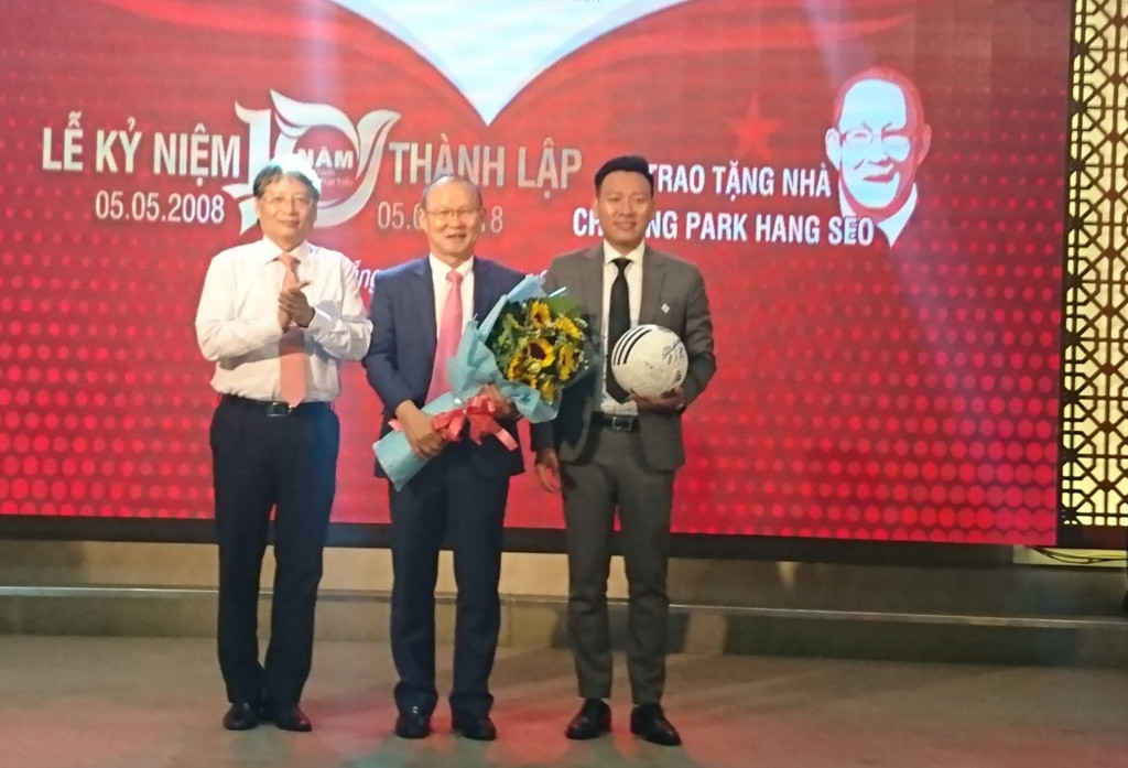 Ông Nguyễn Ngọc Tuấn- Phó Chủ tịch UBND TP. Đà Nẵng (trái) tặng hoa cho HLV Park Hang Seo