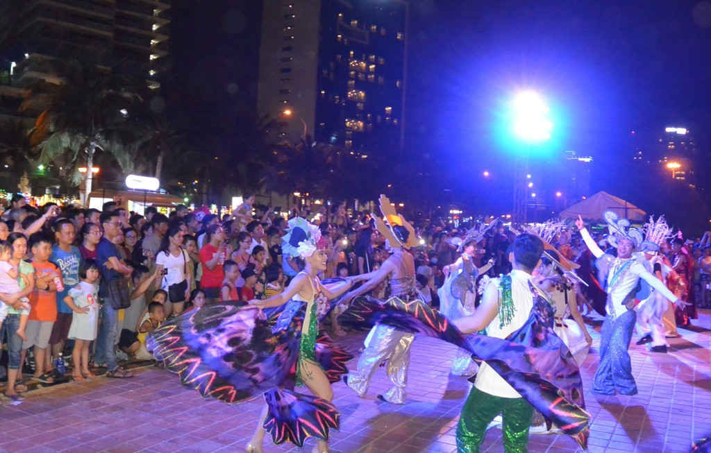 Người dân và du khách hào hứng tham gia Lễ hội Carnaval đường phố