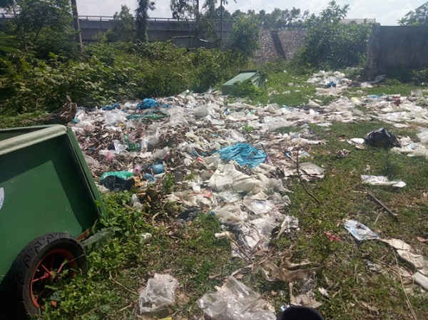 Cả một khu vực “biến” thành bãi tập kết rác thải
