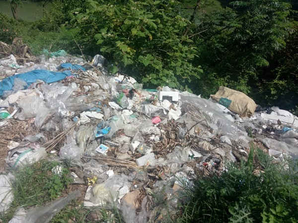Đủ các loại rác thải đang uy hiếp sông Dinh…