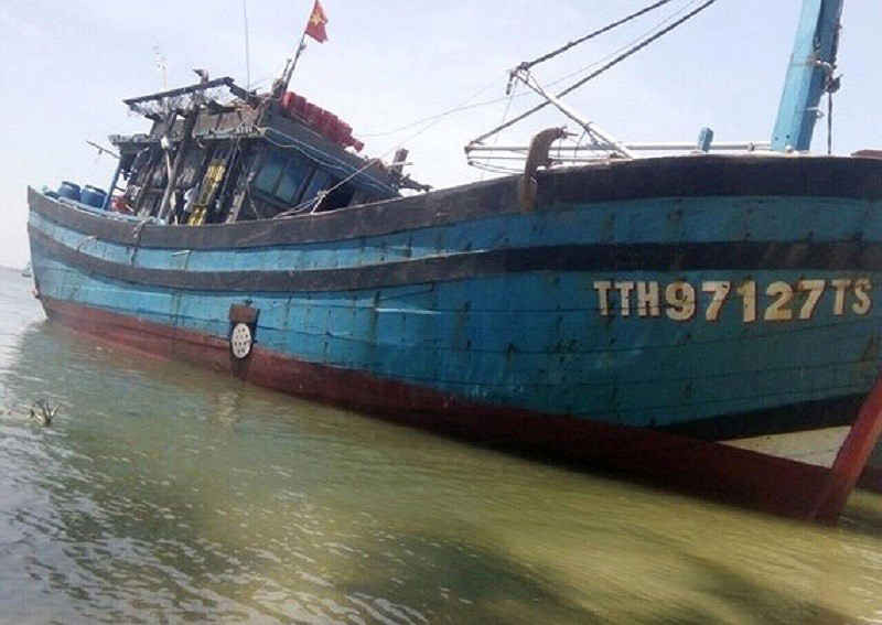 Chiếc tàu cá của ông Bình (ảnh) được lai dắt vào bờ an toàn sau khi bị tàu “lạ” đâm vào