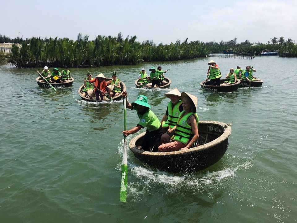 Hoạt động du lịch sinh thái tại rừng dừa nước Cẩm Thanh (ảnh M.Hải)