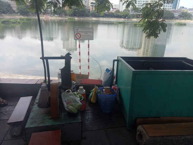 máy lọc nước tại hồ Ngọc Khánh hiện đang xuống cấp một cách nghiêm trọng, máy tập thể dục hoen rỉ, bàn đạp lệch, khô dầu khó đạp.