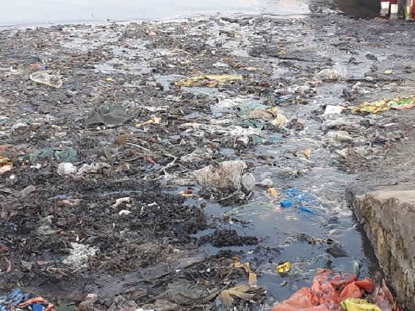 Rác thải, nước thải “bức tử” môi trường biển cách biển Cửa Lò không xa
