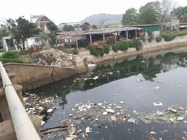 Cách bến cá vài trăm mét là Lạch Lò (giáp ranh giữa phường Nghi Tân và Nghi Thủy) rác thải cũng bị đổ tràn lan rồi trôi ra biển