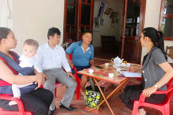 PV Báo TN&MT phỏng vấn các hộ dân bản Khổng Lào, xã Khổng Lào, huyện Phong Thổ, tỉnh Lai Châu. 
