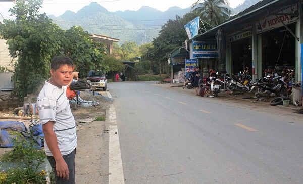 Toàn bộ diện tích đất hai bên đường của bản Khổng Lào (đường vào UBND xã Khổng Lào) chưa làm được “sổ đỏ” do bị thất lạc hồ sơ. 
