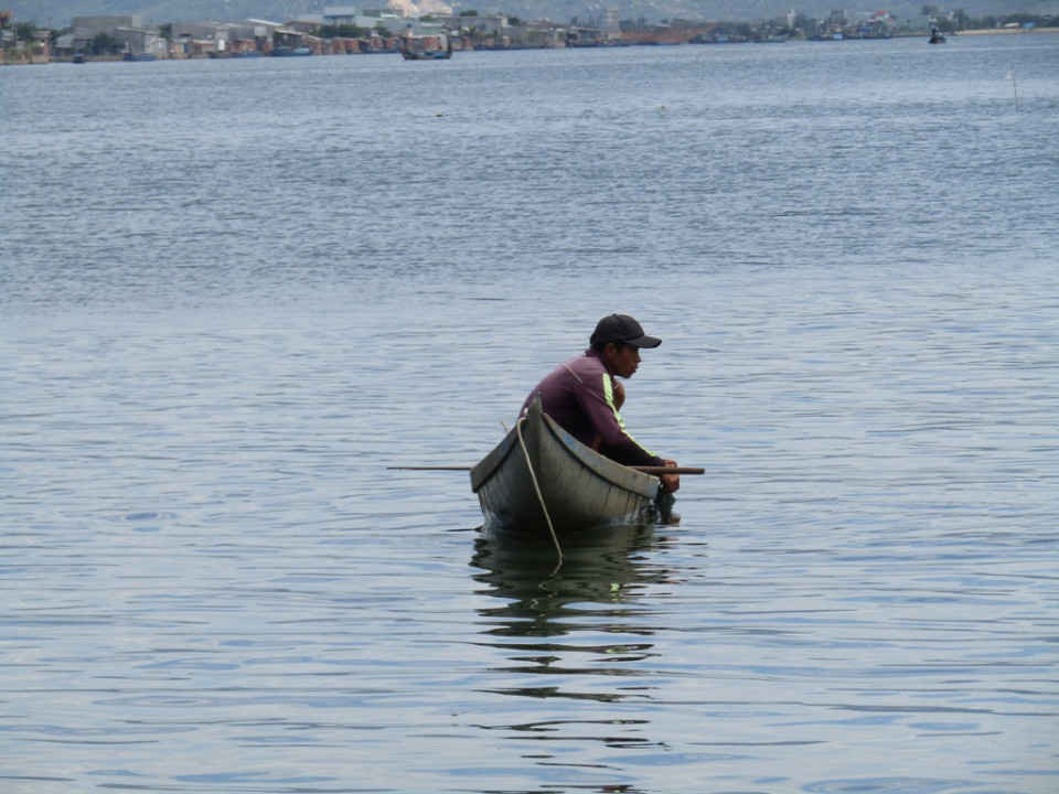 Cuộc sống người dân xóm Cồn Chim mưu sinh bằng nghề đánh bắt thủy sản và nuôi trồng thủy sản