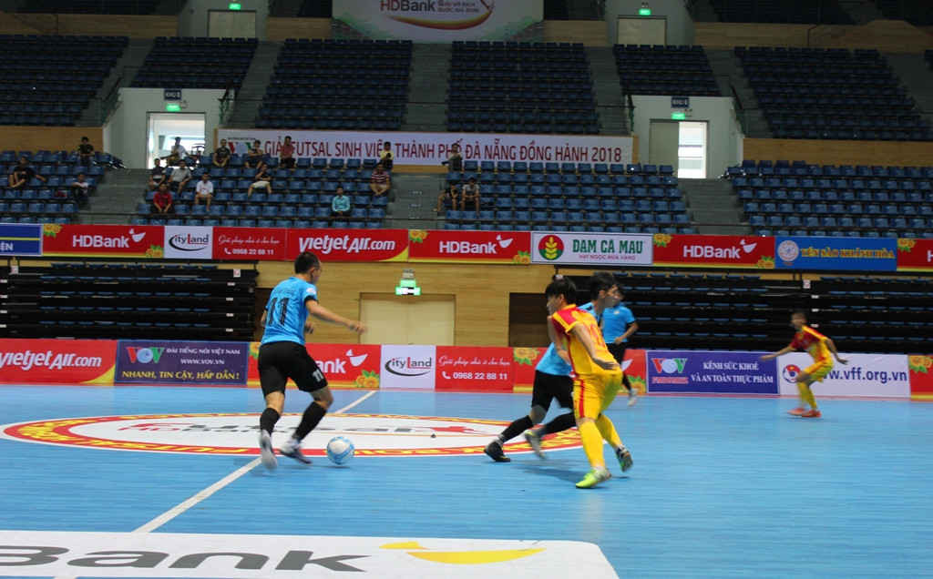 Trận đấu giữa Kim Toàn Đà Nẵng (áo xanh, quần đen) và Sanest Tourist Khánh Hòa (áo vàng, quần vàng) diễn ra quyết liệt với phần thắng 2-1 nghiêng về Kim Toàn Đà Nẵng