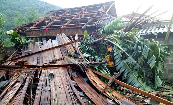 Trận mưa lớn và dông lốc sáng 9/5 tại Lào Cai đã khiến nhiều ngôi nhà tốc mái và đổ sập 