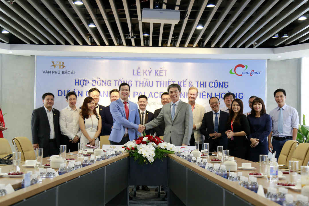 Ông Trần Đức Thắng – Tổng Giám đốc Công ty CP Văn Phú – Bắc Ái (bên trái) và ông Nguyễn Sỹ Công – Tổng Giám đốc Công ty Coteccons thực hiện nghi thức ký hợp đồng.