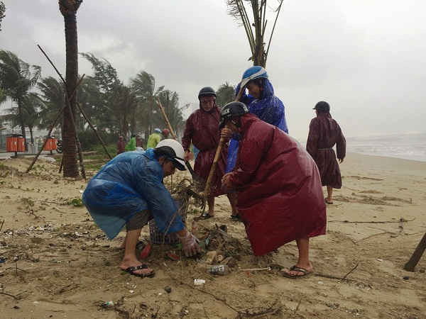 Người dân Đà Nẵng chung tay khắc phục hậu quả cơn bão số 12 năm 2017 để kịp đón APEC