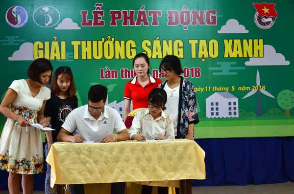 Sinh viên Trường đăng ký tham gia cuộc thi