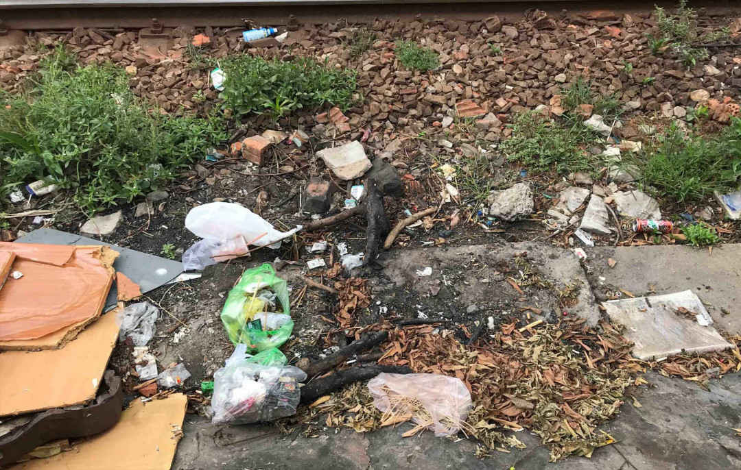 Rác thải sinh hoạt, chai nhựa, hộp đựng thức ăn,… được vứt tràn lan dọc hai bên đường ray đoạn qua quận Thanh Khê