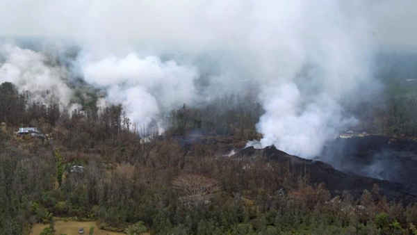 Đá nóng tan chảy và vỡ ra trên bề mặt, đe dọa những ngôi nhà ở vùng nông thôn do núi lửa Kilauea phun trào tại Pahoa, Hawaii, Mỹ ngày 10/5/2018