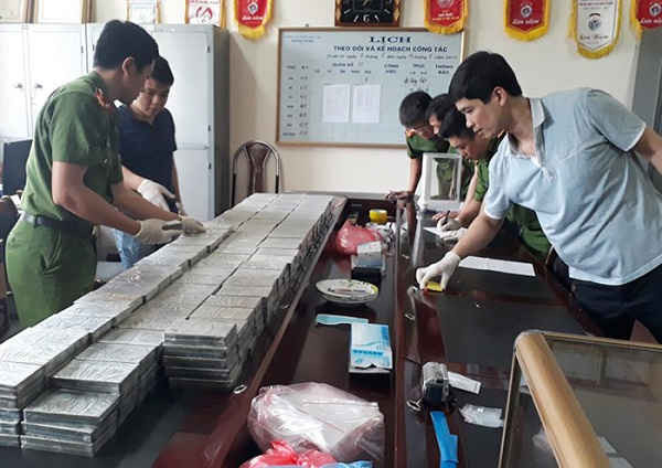 Tang vật 329 bánh hê rô in bị Ban chuyên án Công an tỉnh Lào Cai bắt giữ.