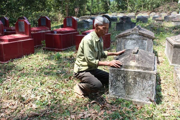 Ông Nguyễn Nhật Lí, bên mộ người vợ mới cưới được bốn ngày thì tử nạn vì thảm họa sập cống Hiệp Hòa.