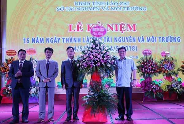 Thay mặt Tỉnh ủy, HĐND, UBND tỉnh Lào Cai, ông Lê Ngọc Hưng trao lẵng hoa chúc mừng kỷ niệm 15 năm ngày thành lập cho Sở TN&MT tỉnh Lào Cai.