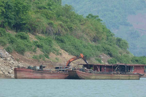 Tàu hút cát đang neo đậu ở cảng Tà Hộc, xã Tà Hộc, huyện Mai Sơn