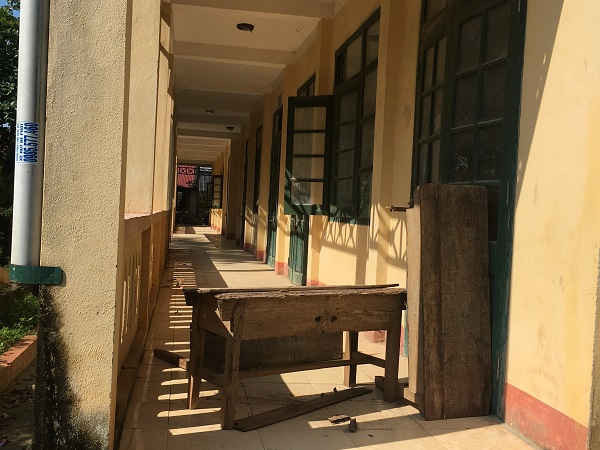 Phía nhà trường dùng bàn ghế cũ để làm rào chắn ngăn học sinh “xâm nhập”.