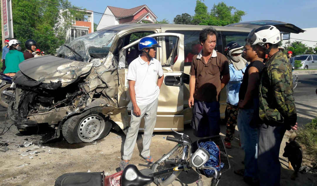 ​ ​2Điện Bàn (Quảng Nam): 2 xe ô tô va chạm nhiều người bị thương nặng