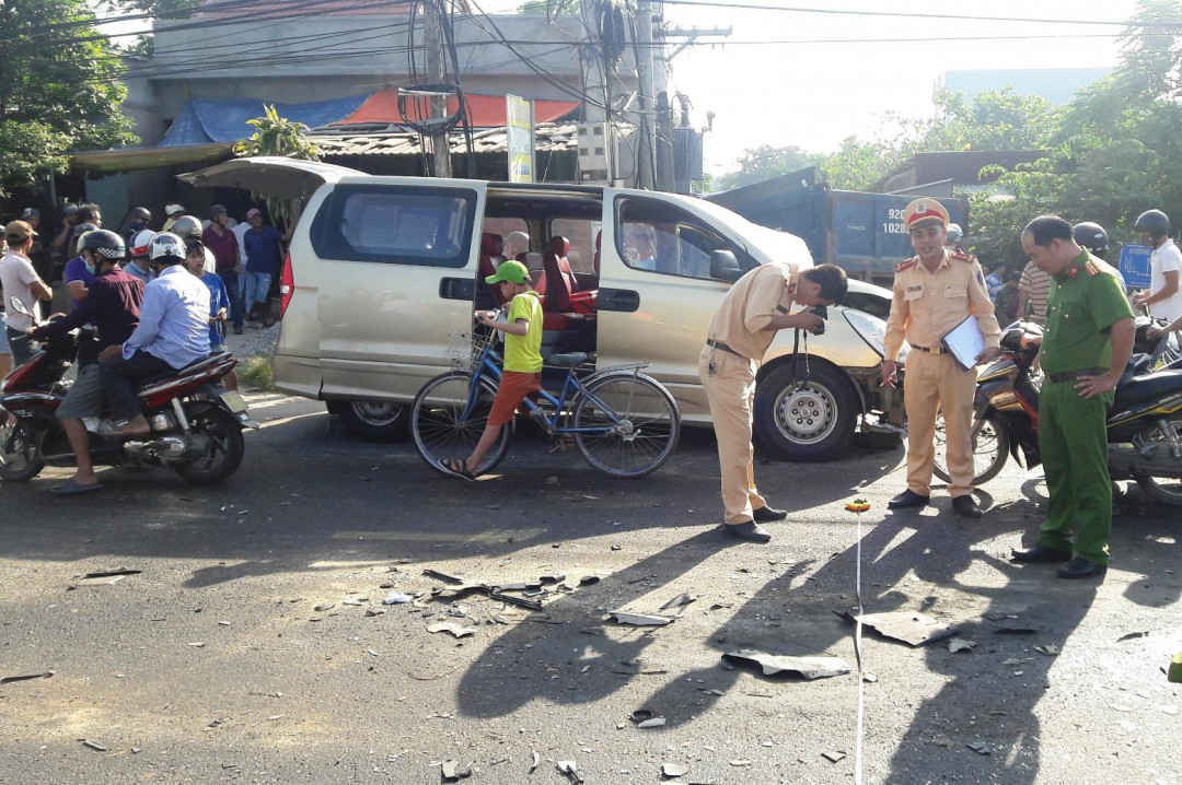 ​ ​3Điện Bàn (Quảng Nam): 2 xe ô tô va chạm nhiều người bị thương nặng